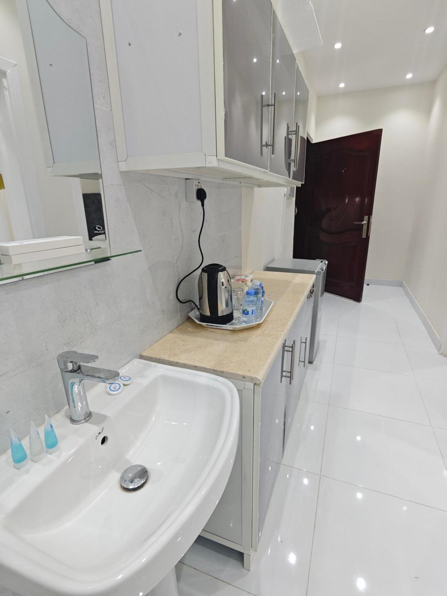 Yaqoot Al Madina Suites Al Awali Eksteriør billede